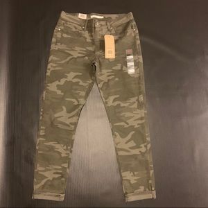 Levi Skinny Ankle Jean